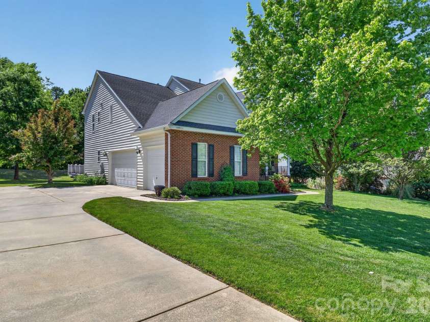 10011 King George Lane, Waxhaw, NC 28173.  MLS# CAR4371603, YatesRealty ID 18670. 