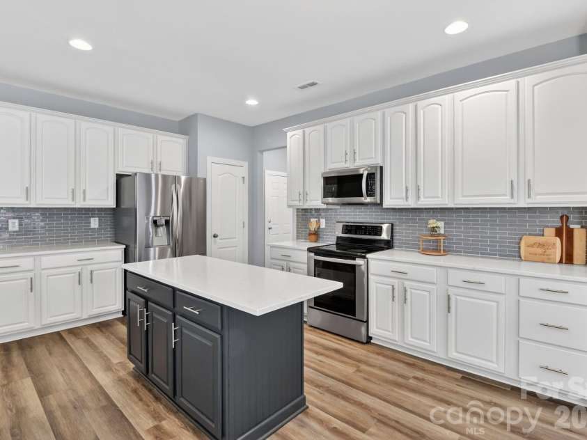 10011 King George Lane, Waxhaw, NC 28173.  MLS# CAR4371603, YatesRealty ID 18670. 