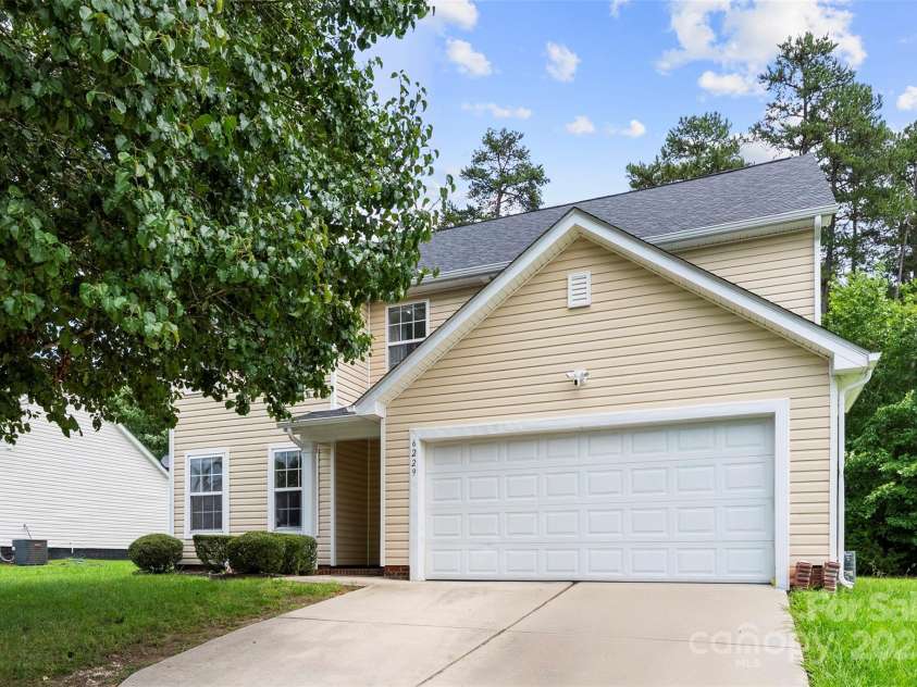 6229 Sid Crane Drive, Charlotte, NC 28216.  MLS# CAR4265396, YatesRealty ID 18670. 