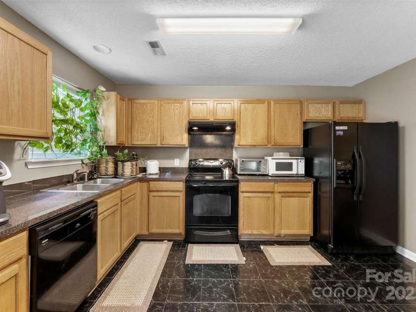 6229 Sid Crane Drive, Charlotte, NC 28216.  MLS# CAR4265396, YatesRealty ID 18670. 