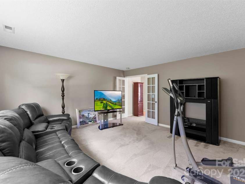 6229 Sid Crane Drive, Charlotte, NC 28216.  MLS# CAR4265396, YatesRealty ID 18670. 