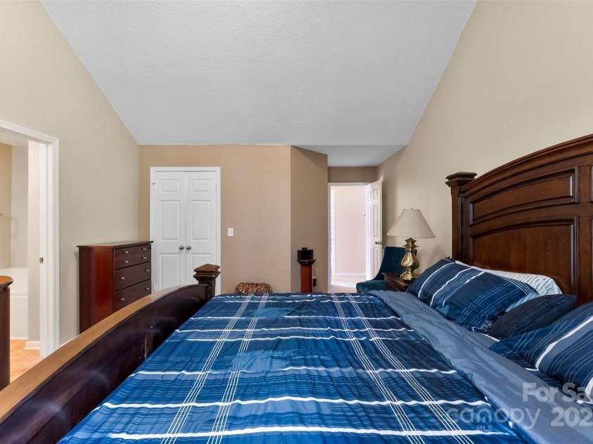 6229 Sid Crane Drive, Charlotte, NC 28216.  MLS# CAR4265396, YatesRealty ID 18670. 