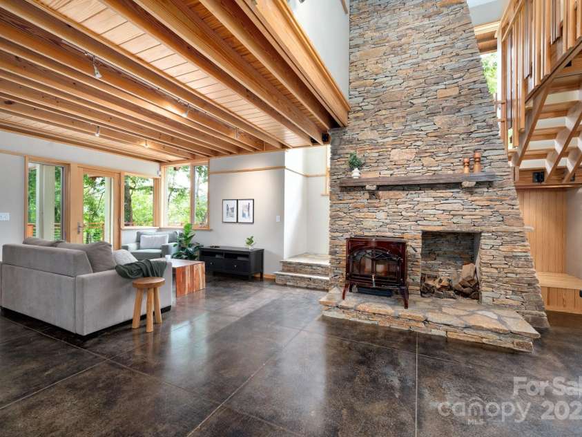 588 Long Branch Road, Swannanoa, NC 28778.  MLS# CAR4268003, YatesRealty ID 18671. 