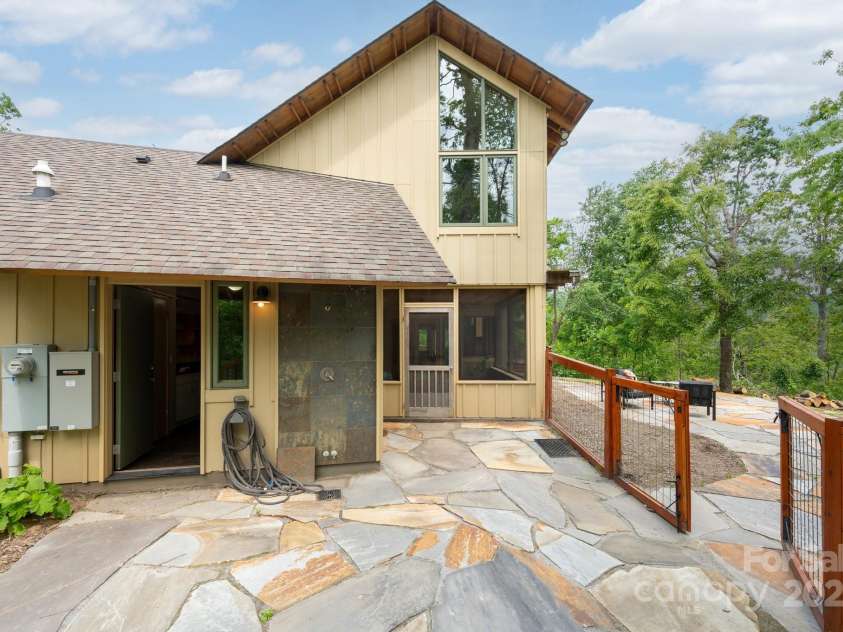 588 Long Branch Road, Swannanoa, NC 28778.  MLS# CAR4268003, YatesRealty ID 18671. 