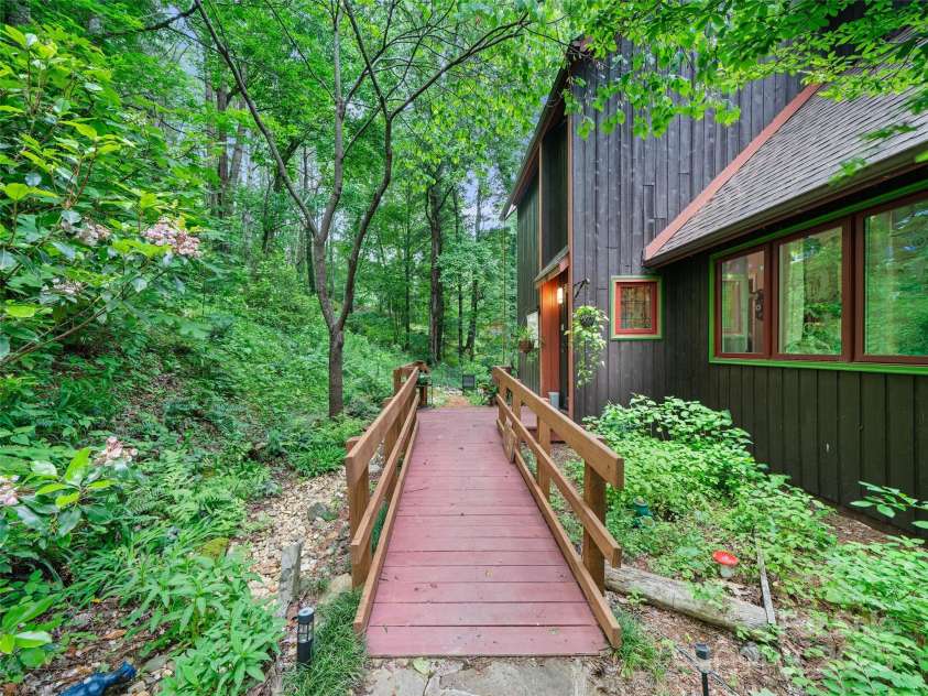 278 Mount View Drive, Burnsville, NC 28714.  MLS# CAR4259285, YatesRealty ID 18673. Access Ramp (Front of House)