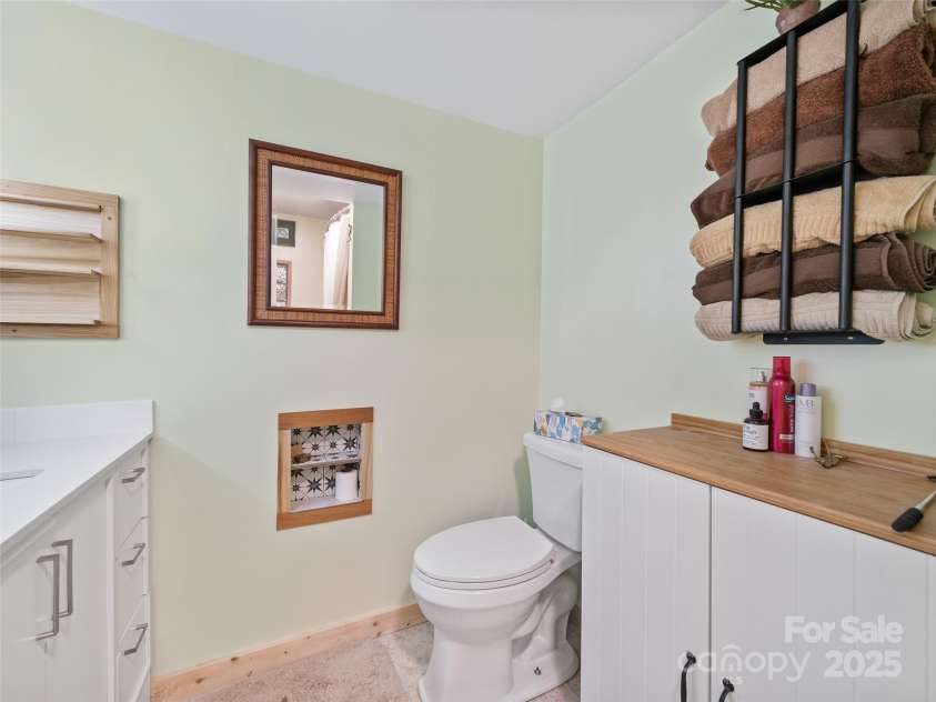 278 Mount View Drive, Burnsville, NC 28714.  MLS# CAR4259285, YatesRealty ID 18673. Basement Level Mother-in-Law Suite (Full Bathroom)