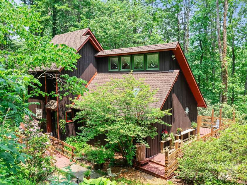 278 Mount View Drive, Burnsville, NC 28714.  MLS# CAR4259285, YatesRealty ID 18673. Front View of House