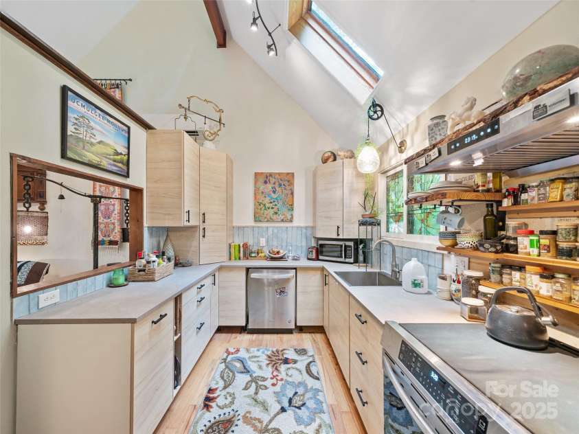 278 Mount View Drive, Burnsville, NC 28714.  MLS# CAR4259285, YatesRealty ID 18673. Main Level Kitchen