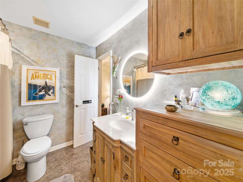 278 Mount View Drive, Burnsville, NC 28714.  MLS# CAR4259285, YatesRealty ID 18673. Main Level Primary Full Bathroom