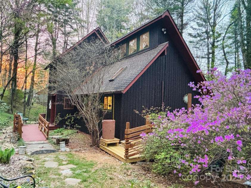 278 Mount View Drive, Burnsville, NC 28714.  MLS# CAR4259285, YatesRealty ID 18673. Spring Photo