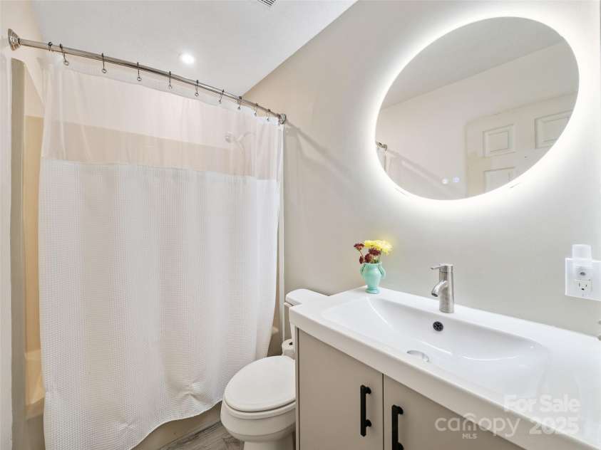 278 Mount View Drive, Burnsville, NC 28714.  MLS# CAR4259285, YatesRealty ID 18673. Upper Level Full Bathroom