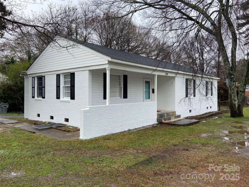 3701 Tipperary Place, Charlotte, NC 28215.  MLS# CAR4255972, YatesRealty ID 18674. 