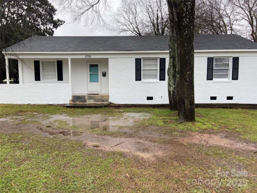 3701 Tipperary Place, Charlotte, NC 28215.  MLS# CAR4255972, YatesRealty ID 18674. 