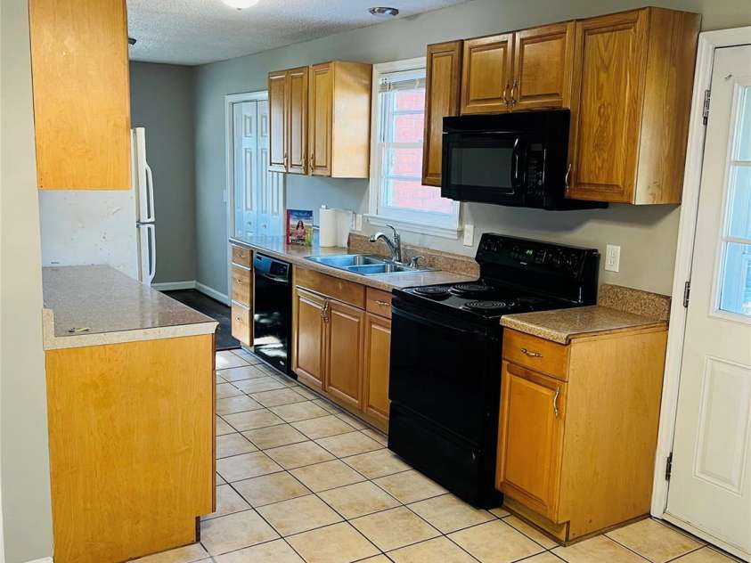 3701 Tipperary Place, Charlotte, NC 28215.  MLS# CAR4255972, YatesRealty ID 18674. 