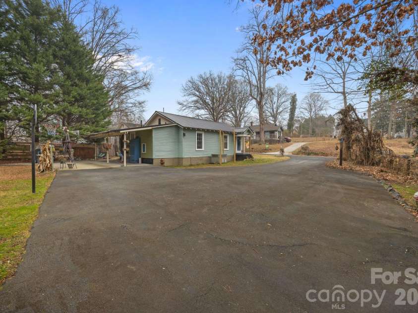 233 Pethel Street, Kannapolis, NC 28081.  MLS# CAR4319535, YatesRealty ID 18675. 