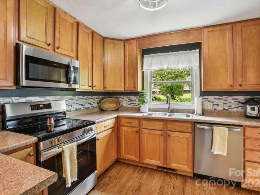 350 Pritchard Road, Candler, NC 28715.  MLS# CAR4268316, YatesRealty ID 18675. 