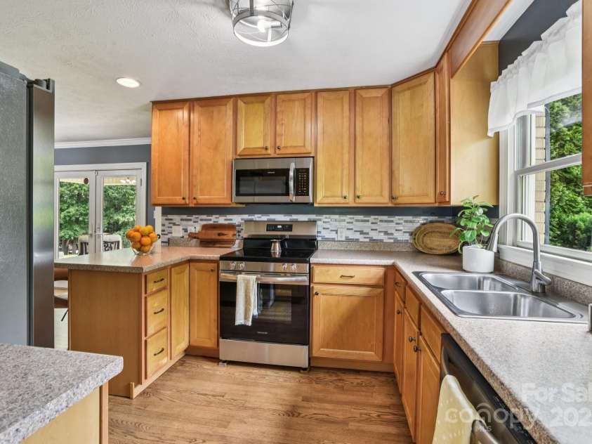 350 Pritchard Road, Candler, NC 28715.  MLS# CAR4268316, YatesRealty ID 18675. 