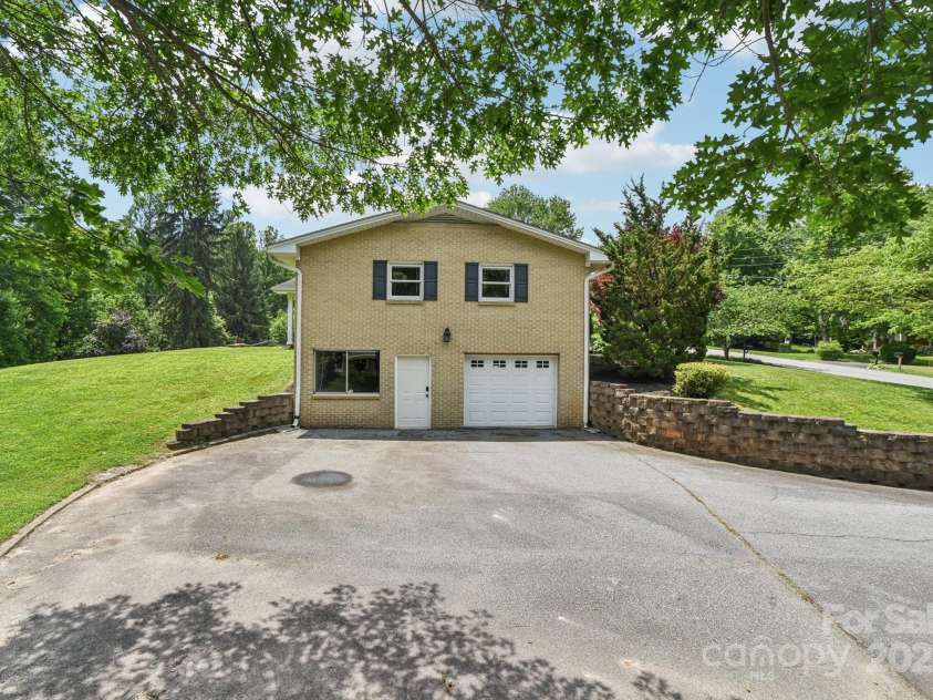 350 Pritchard Road, Candler, NC 28715.  MLS# CAR4268316, YatesRealty ID 18675. 