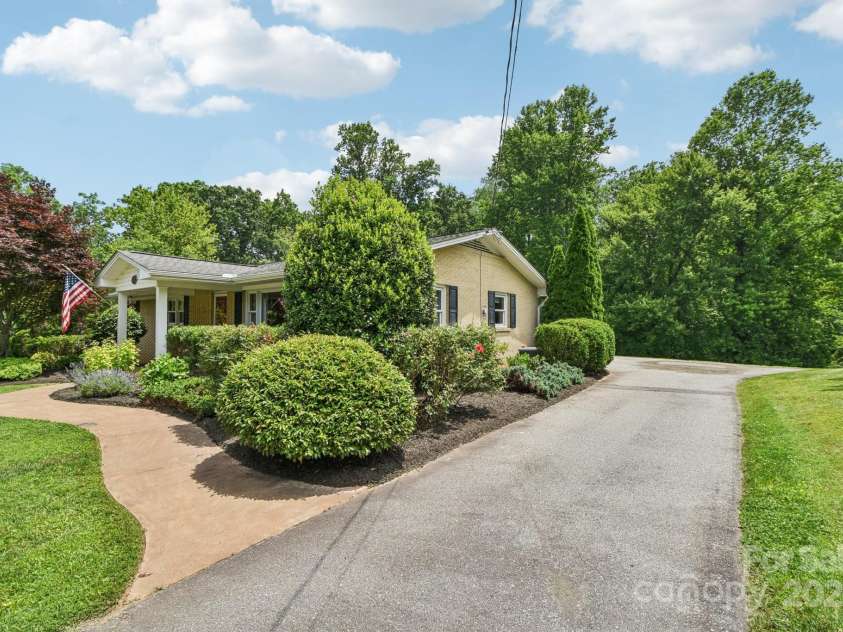 350 Pritchard Road, Candler, NC 28715.  MLS# CAR4268316, YatesRealty ID 18675. 