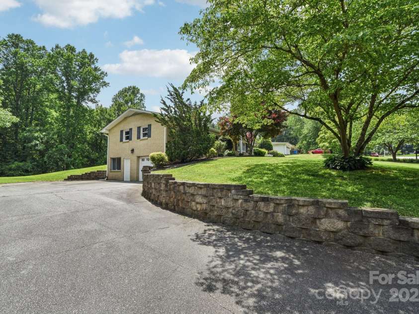 350 Pritchard Road, Candler, NC 28715.  MLS# CAR4268316, YatesRealty ID 18675. 