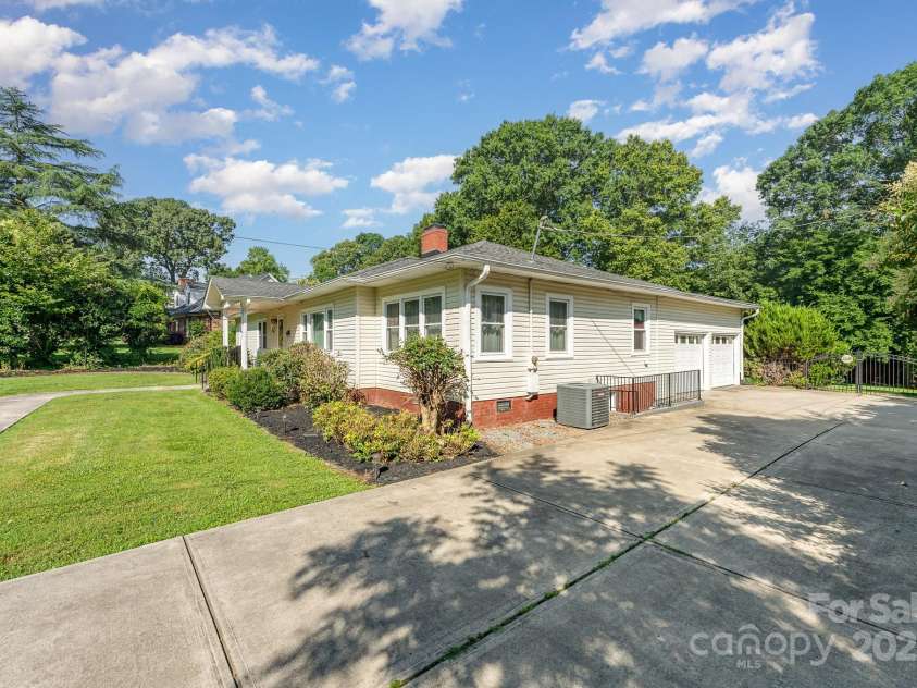 1107 Fairfield Drive, Gastonia, NC 28054.  MLS# CAR4268729, YatesRealty ID 18676. 