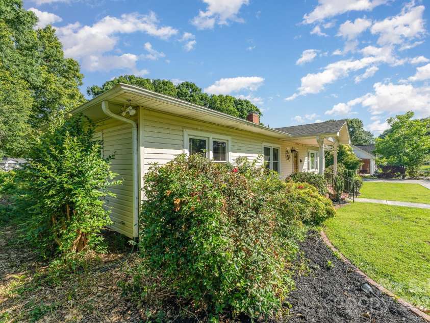 1107 Fairfield Drive, Gastonia, NC 28054.  MLS# CAR4268729, YatesRealty ID 18676. 