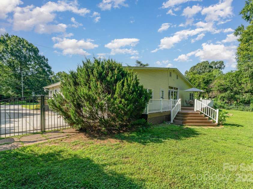 1107 Fairfield Drive, Gastonia, NC 28054.  MLS# CAR4268729, YatesRealty ID 18676. 