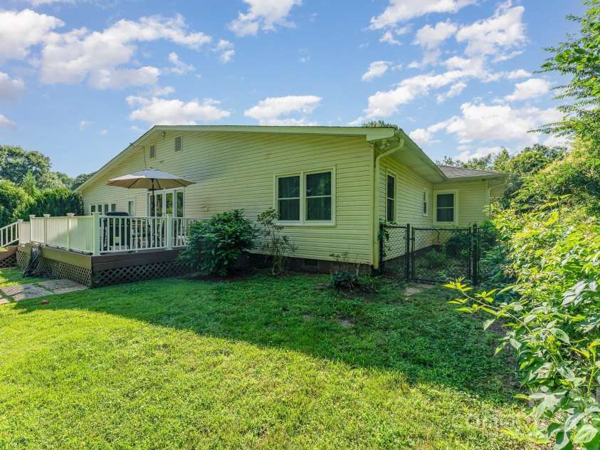 1107 Fairfield Drive, Gastonia, NC 28054.  MLS# CAR4268729, YatesRealty ID 18676. 