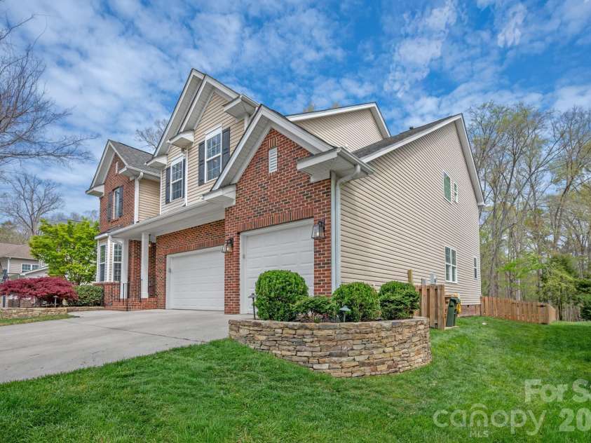 8028 Penman Springs Drive, Waxhaw, NC 28173.  MLS# CAR4364324, YatesRealty ID 18677. 