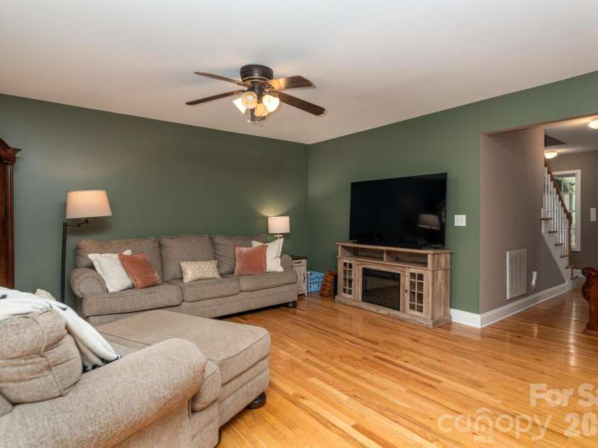 1091 ROLLINGWOOD Drive, Claremont, NC 28610.  MLS# CAR4374455, YatesRealty ID 18678. 