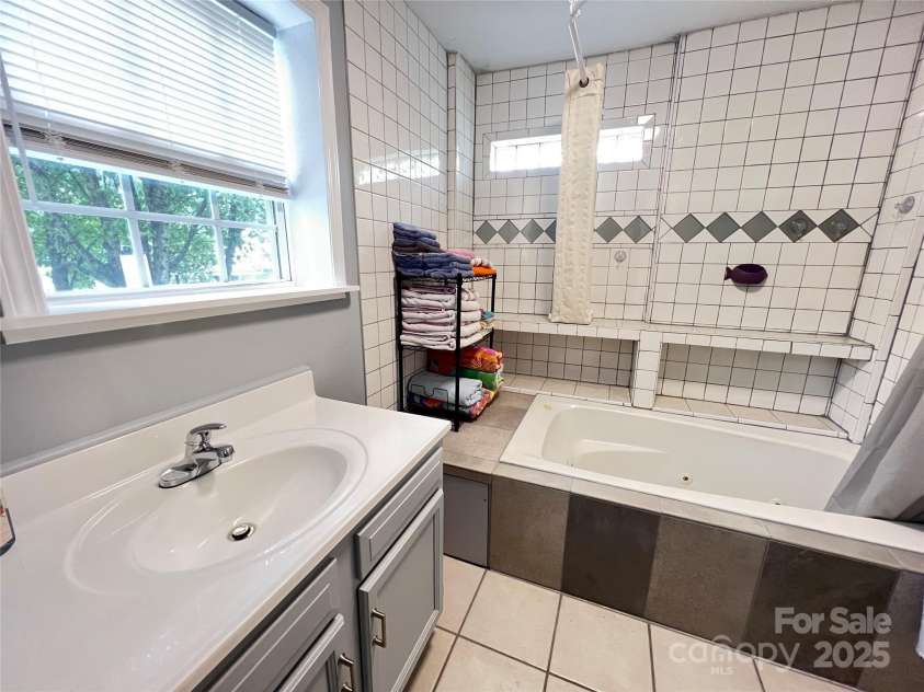 1905 Clay Street, Kannapolis, NC 28083.  MLS# CAR4227003, YatesRealty ID 1868. Downstairs Primay Bath