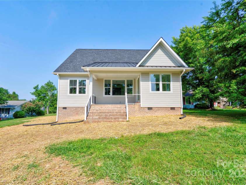 102 Starmount Drive, Kings Mountain, NC 28086.  MLS# CAR4268900, YatesRealty ID 18681. 