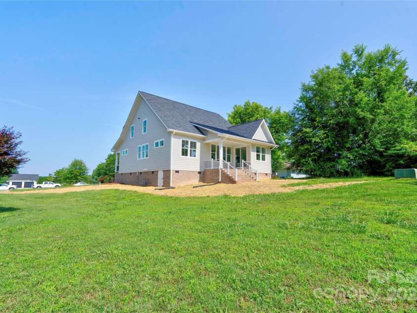 102 Starmount Drive, Kings Mountain, NC 28086.  MLS# CAR4268900, YatesRealty ID 18681. 