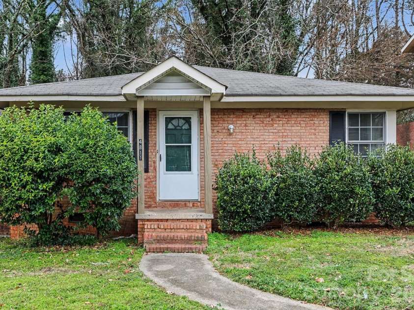4809 Malibu Drive, Charlotte, NC 28215.  MLS# CAR4377457, YatesRealty ID 18681. 