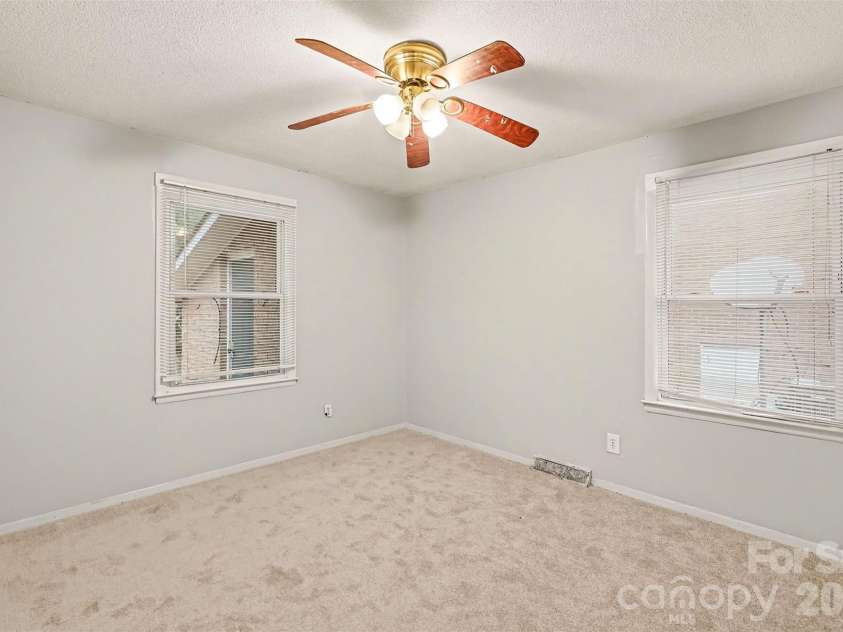 4809 Malibu Drive, Charlotte, NC 28215.  MLS# CAR4377457, YatesRealty ID 18681. 