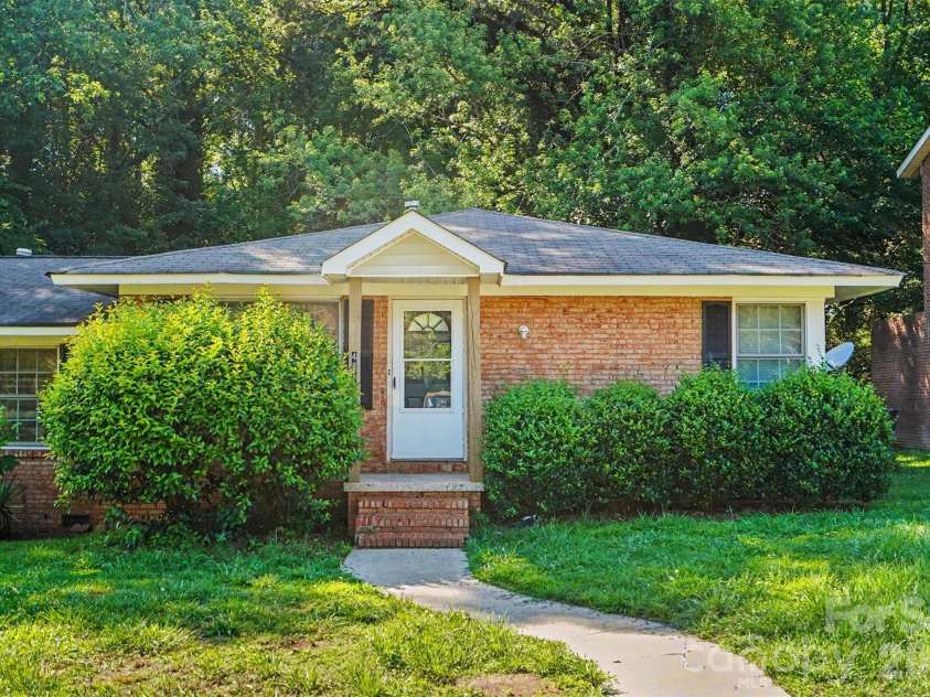 4809 Malibu Drive, Charlotte, NC 28215.  MLS# CAR4377457, YatesRealty ID 18681. 