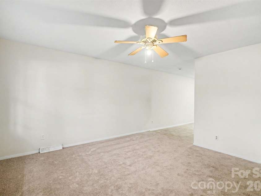 4809 Malibu Drive, Charlotte, NC 28215.  MLS# CAR4377457, YatesRealty ID 18681. 