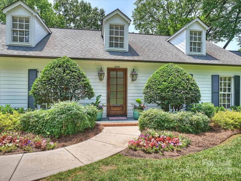 2919 Wickersham Road, Charlotte, NC 28211.  MLS# CAR4263268, YatesRealty ID 18682. Front Entry Way
