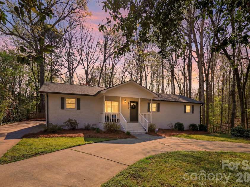 6017 Caroline Drive, Matthews, NC 28104.  MLS# CAR4361117, YatesRealty ID 18687. 