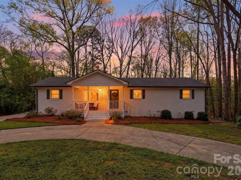 6017 Caroline Drive, Matthews, NC 28104.  MLS# CAR4361117, YatesRealty ID 18687. 