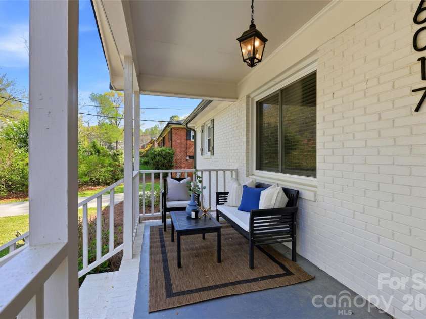 6017 Caroline Drive, Matthews, NC 28104.  MLS# CAR4361117, YatesRealty ID 18687. 
