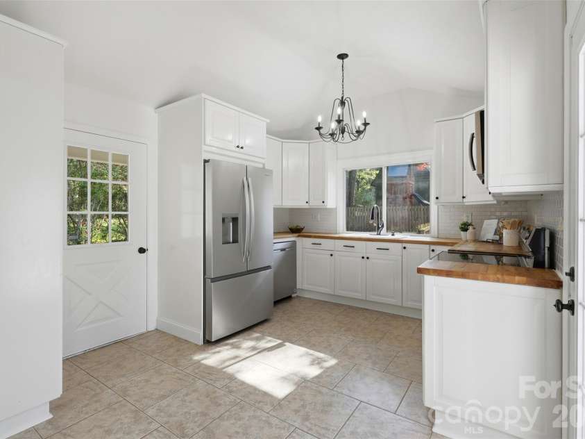 6017 Caroline Drive, Matthews, NC 28104.  MLS# CAR4361117, YatesRealty ID 18687. 