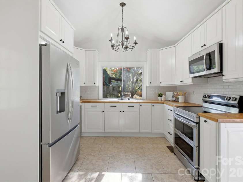 6017 Caroline Drive, Matthews, NC 28104.  MLS# CAR4361117, YatesRealty ID 18687. 