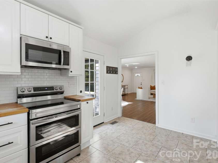 6017 Caroline Drive, Matthews, NC 28104.  MLS# CAR4361117, YatesRealty ID 18687. 