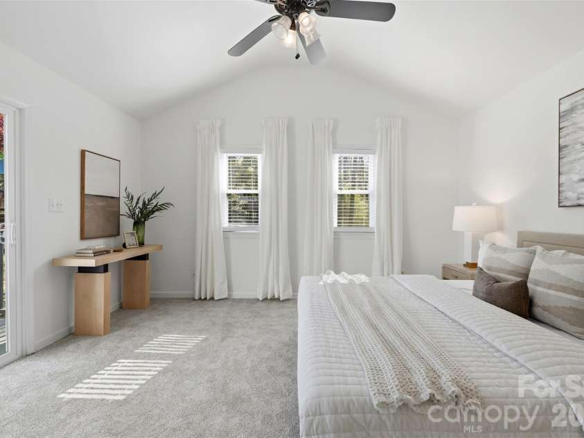 6017 Caroline Drive, Matthews, NC 28104.  MLS# CAR4361117, YatesRealty ID 18687. 