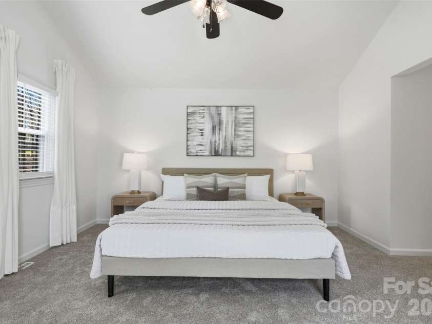 6017 Caroline Drive, Matthews, NC 28104.  MLS# CAR4361117, YatesRealty ID 18687. 