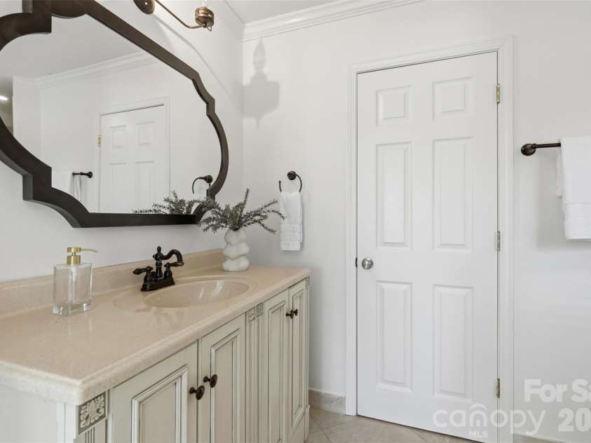 6017 Caroline Drive, Matthews, NC 28104.  MLS# CAR4361117, YatesRealty ID 18687. 