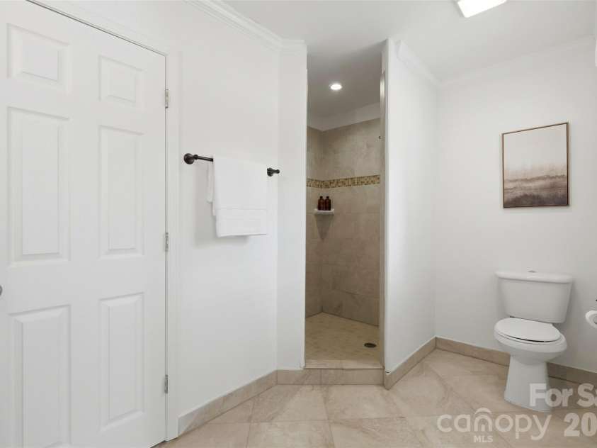 6017 Caroline Drive, Matthews, NC 28104.  MLS# CAR4361117, YatesRealty ID 18687. 