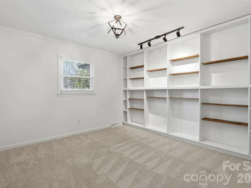 6017 Caroline Drive, Matthews, NC 28104.  MLS# CAR4361117, YatesRealty ID 18687. 