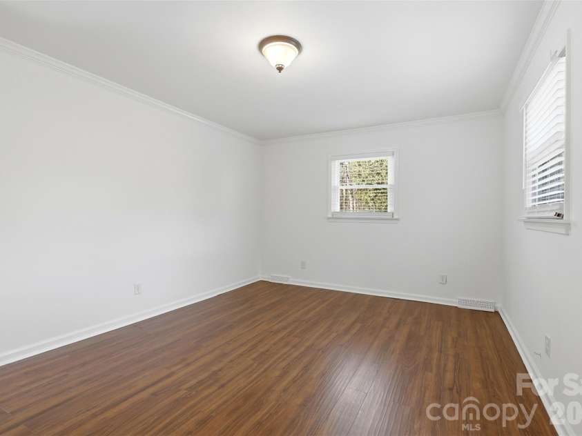 6017 Caroline Drive, Matthews, NC 28104.  MLS# CAR4361117, YatesRealty ID 18687. 